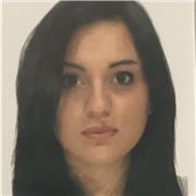 Ragazza disposta a dare lezioni online a ragazzi di scuole elementari e medie